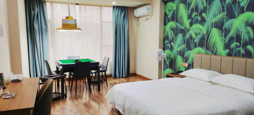 Berman Hotel (Huidong honghaiwan store)