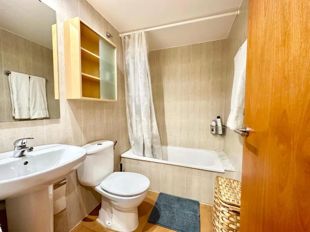 NEW! Apartamento con piscina y balcón a 2 minutos de la playa. WI-FI