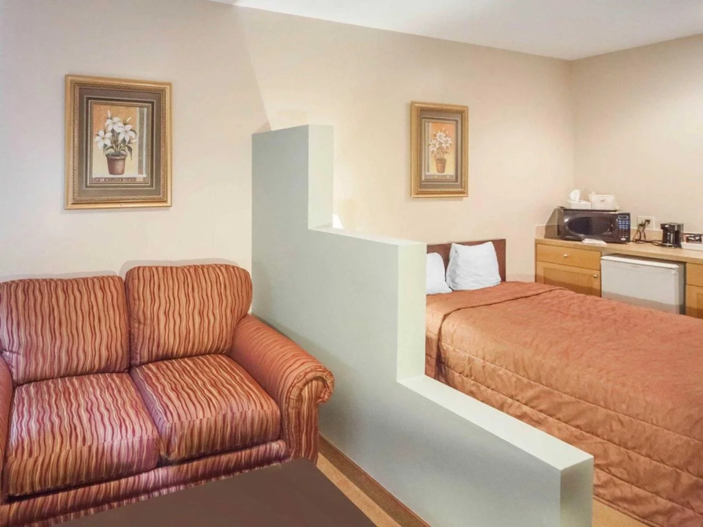 Econo Lodge Inn & Suites