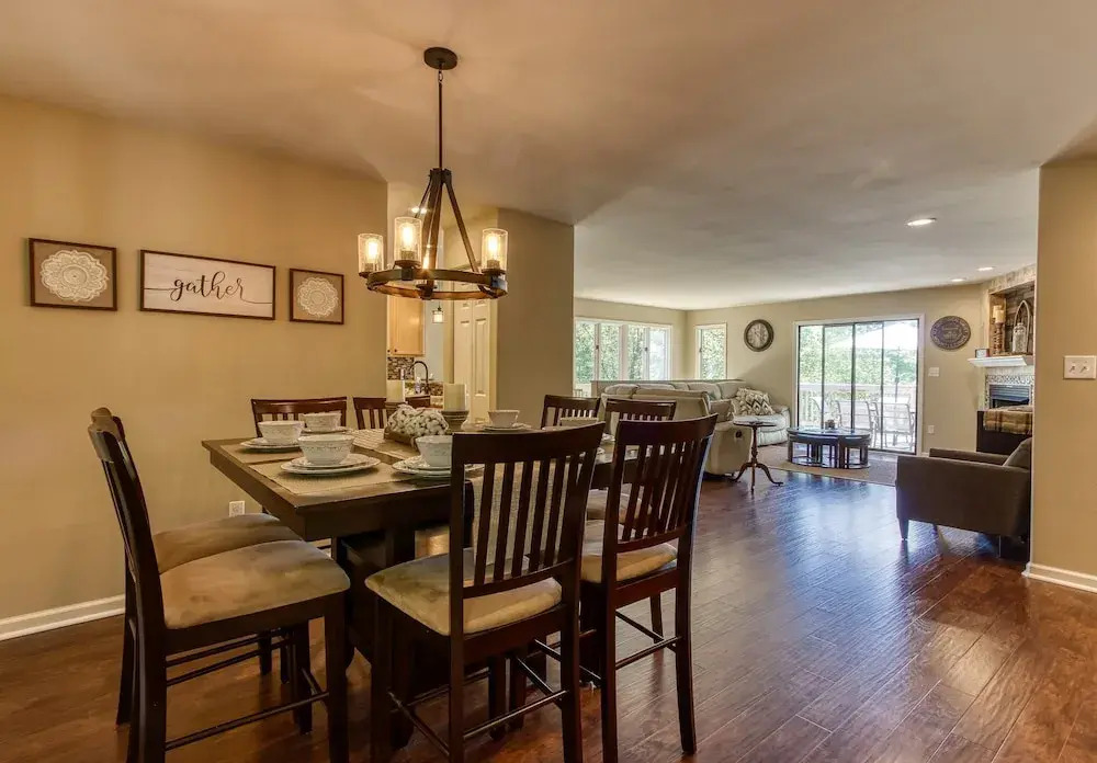 Memorable "Deer & Doe" by HoneyBearCabins 4BR 3BA, Mountain View Deck, Farmhouse Decor, Fireplace, 3 Acres