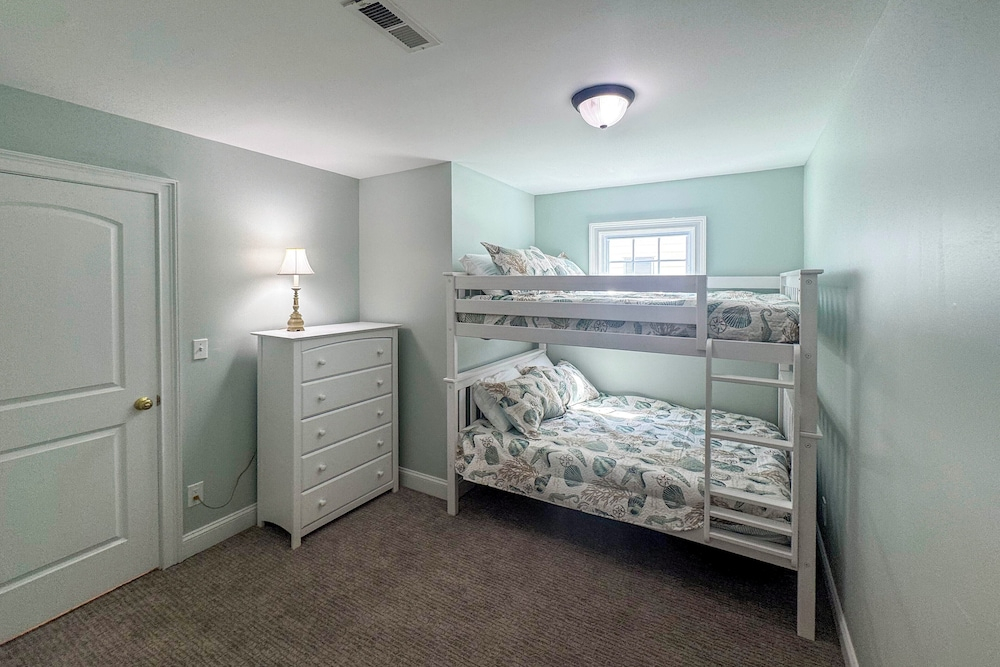 1 Mi to Beach + Hot Tub: Murrells Inlet Retreat!