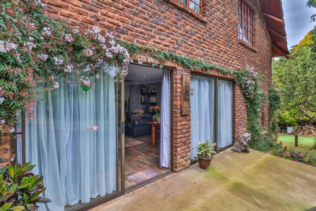 Self catering, fully equipped, 2 storey cottage.