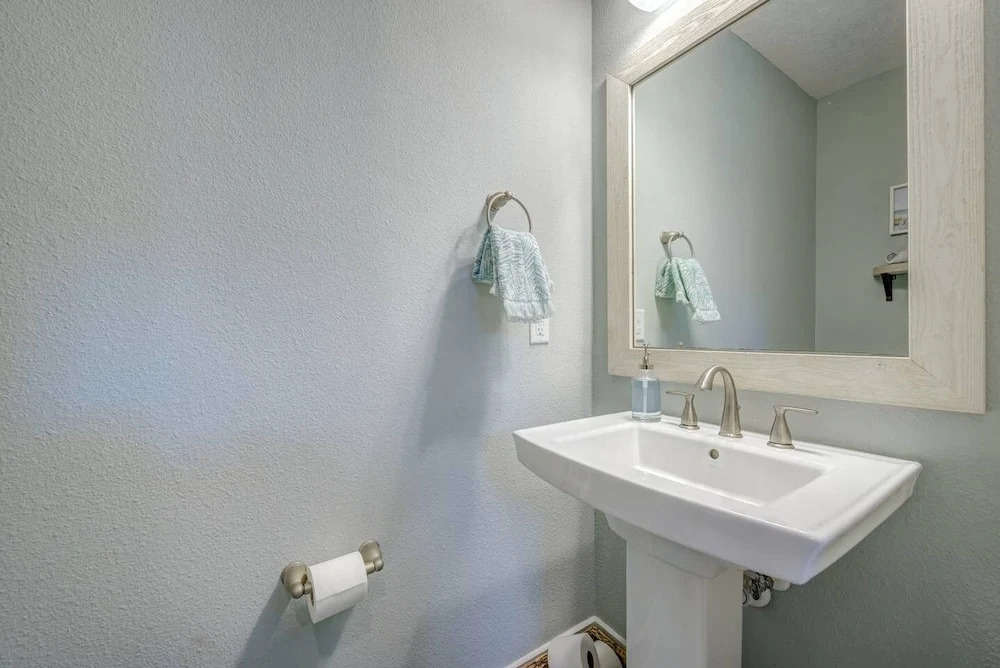 Sun-splashed Luxe Townhome - Walk to the Sand