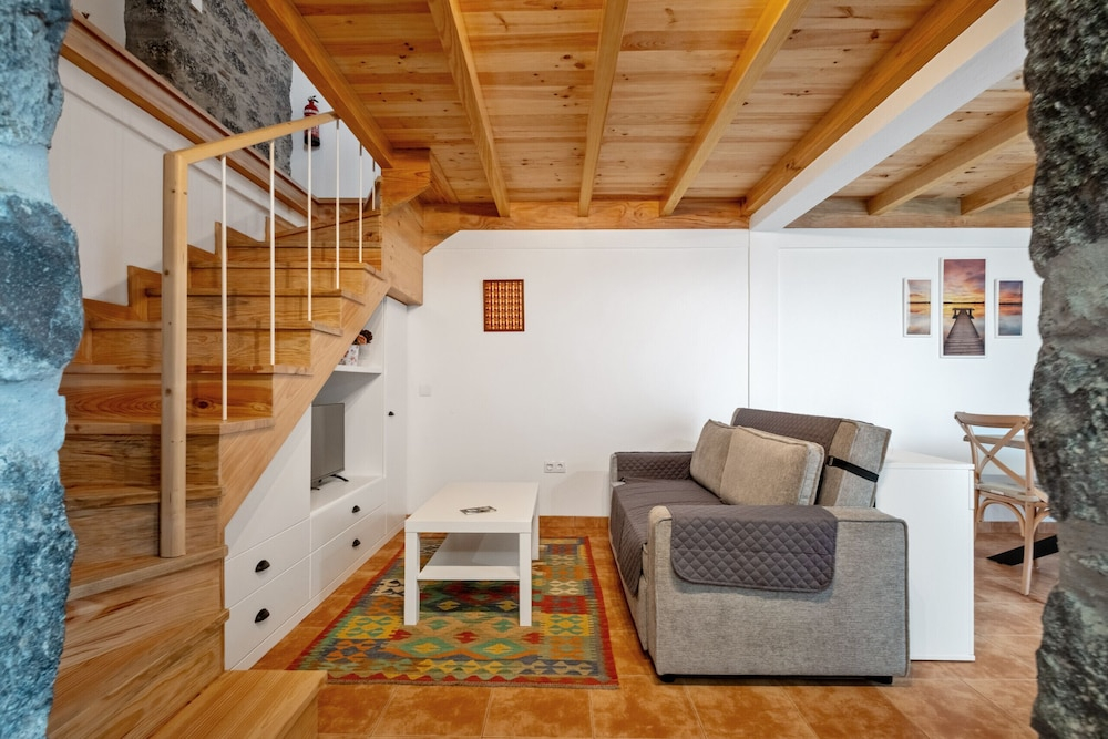 N T House by Homie in Porto Moniz