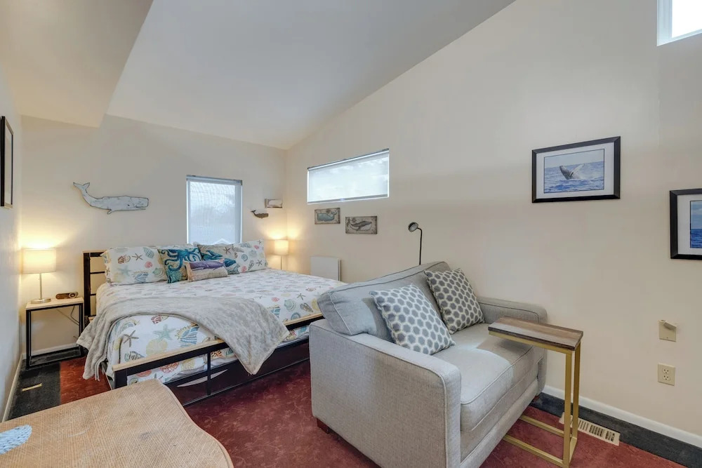 House w/ Hot Tub & Deck - Walk to Seaside Beach!
