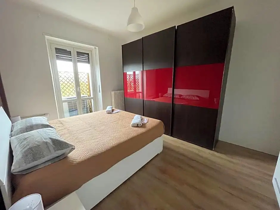 Ampia camera matrimoniale con letto double king-size by Alex guest house
