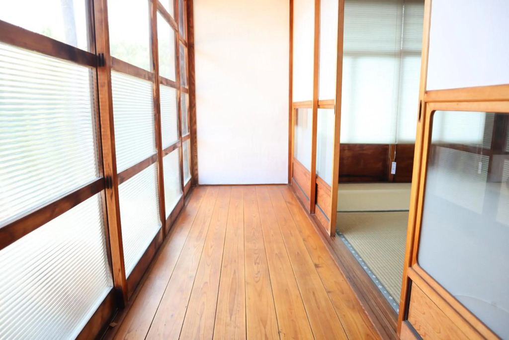 草地家 猫と図書館のある宿