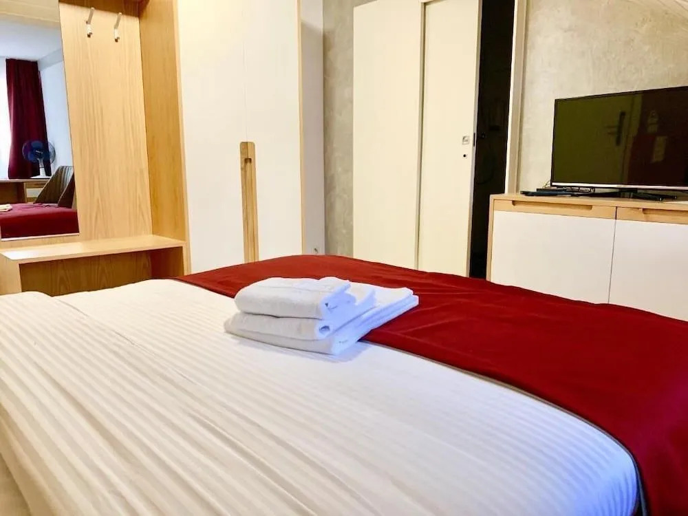 Hotel Adore