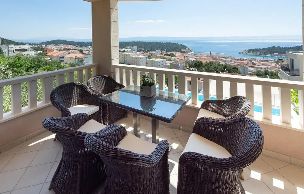Beautiful Home in Makarska With Wifi and 7 Bedrooms