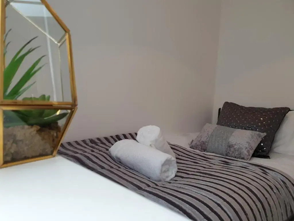 Spacious Contractor House for Large Groups - Private Parking by Liverpool Short Stay