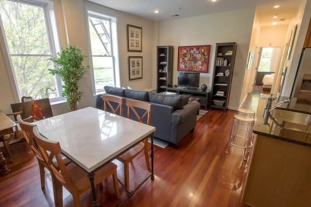 Above Maxwell Wine Bar - Super Central 2bed 2bath