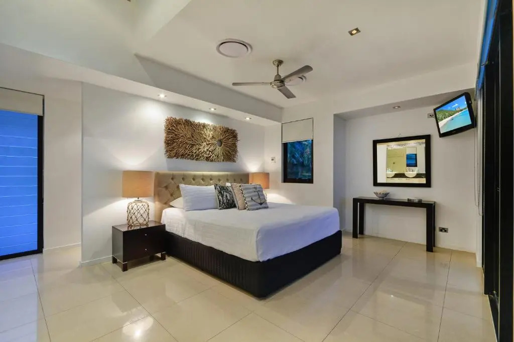 Edge 12 Hamilton Island - Oceanfront villa with buggy