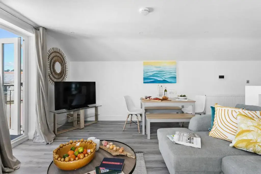 Sea Breeze, Luxury Views Seafront Stylish Home