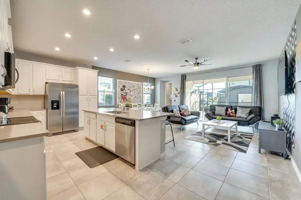 7 Mi to Disney: Townhome w/ Lanai & Pool!