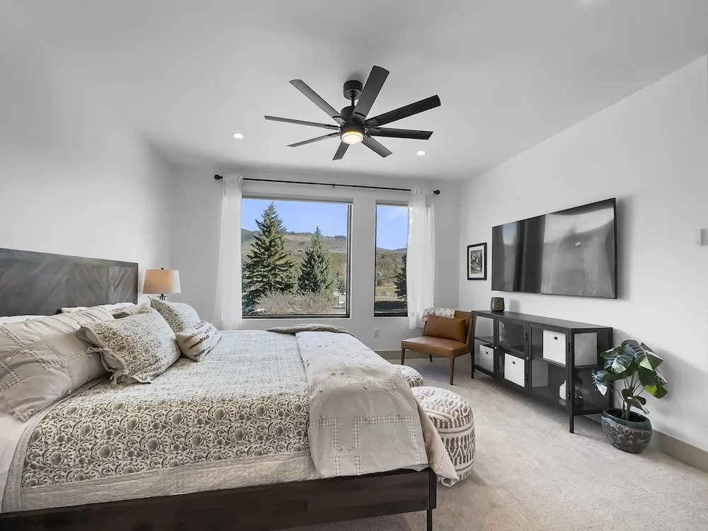 541 Center Circle 3br 3.5ba 3 Bedroom Townhouse by RedAwning