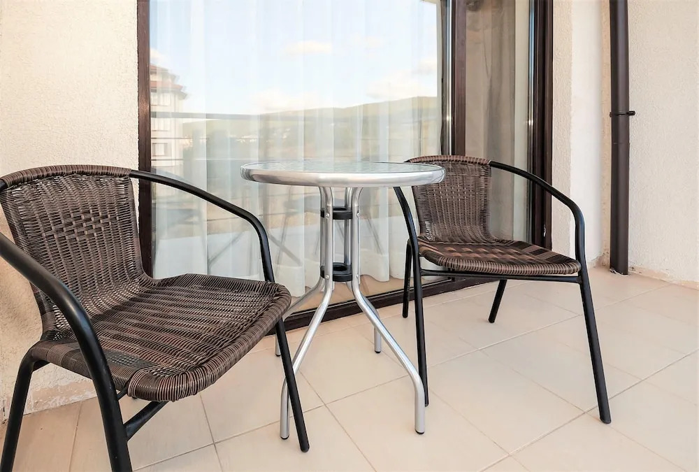 Seaside 1 BR Apartment With Balcony, up to 4 Pax