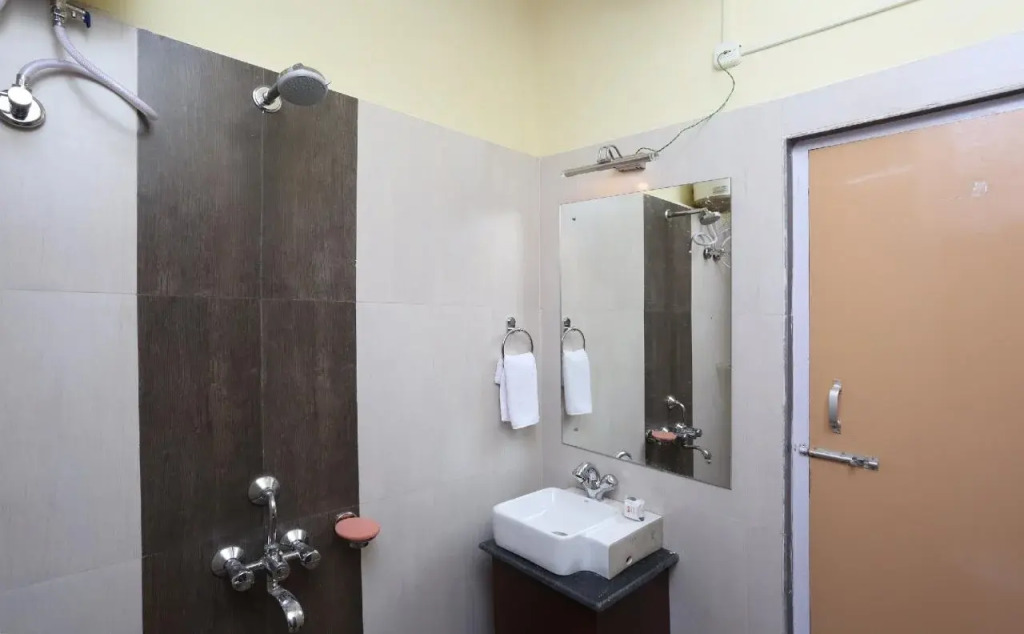 Holiday Inn Guest House By OYO Rooms