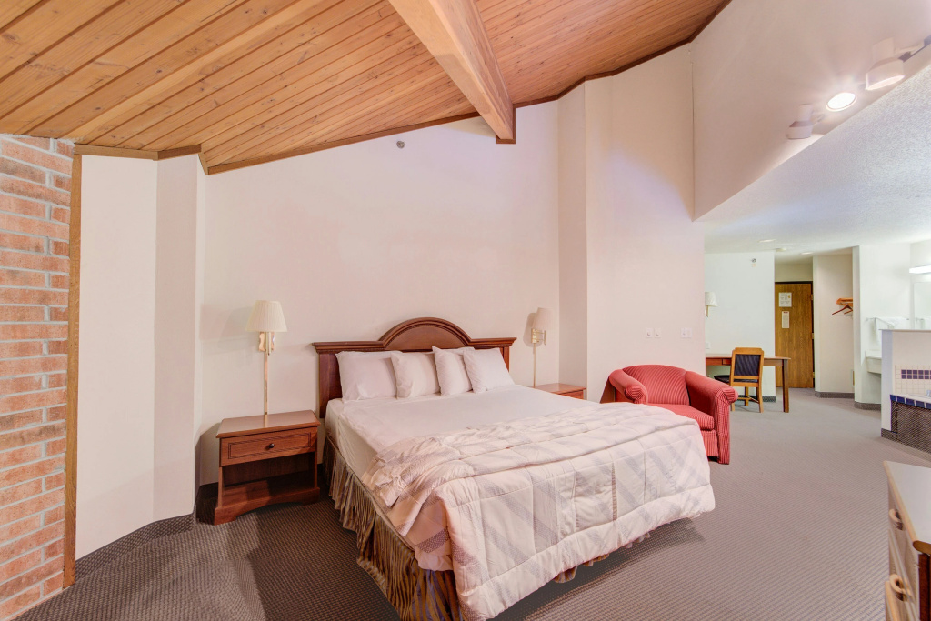 Capital O Amerihost Inn and Suites Fulton Hwy 54 MO