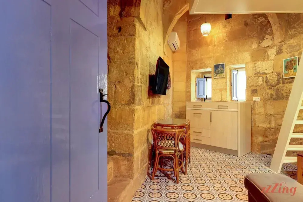 Deluxe Studio in a 900 yr old Luxury Home - 1