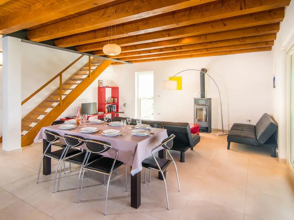 Detached villa with private pool and large garden, in a quiet area