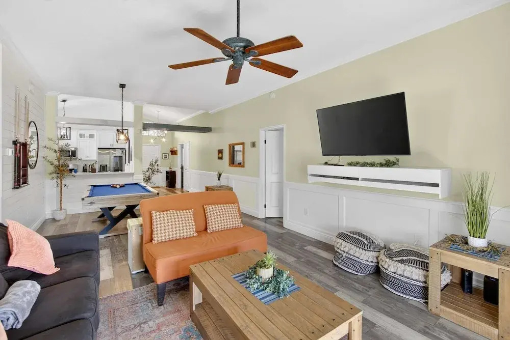 Lakefront 4-bedroom Home With Pool