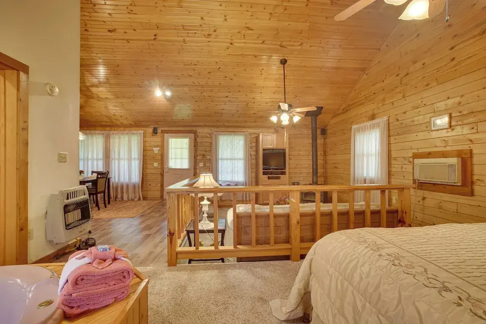 Studio w/ Deck: Near Thorncrown Chapel & Lakes