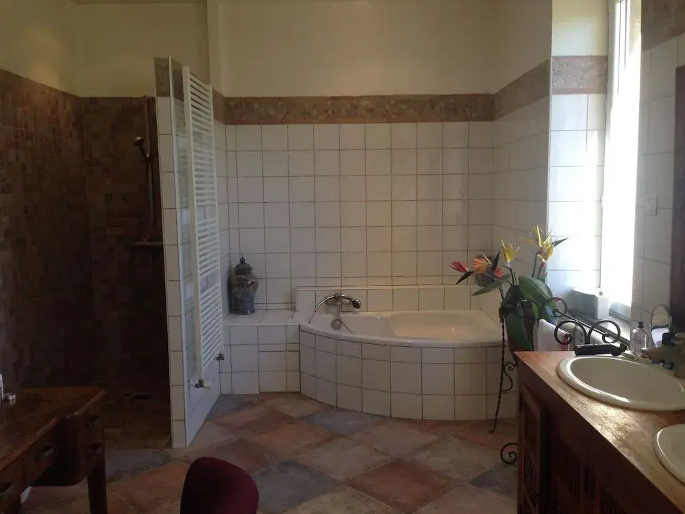 Olonzac. Chambres d hôtes avec piscine
