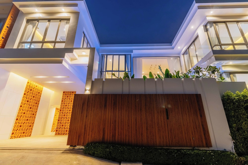 4BR Pool Villa Near Bang Tao Beach V301