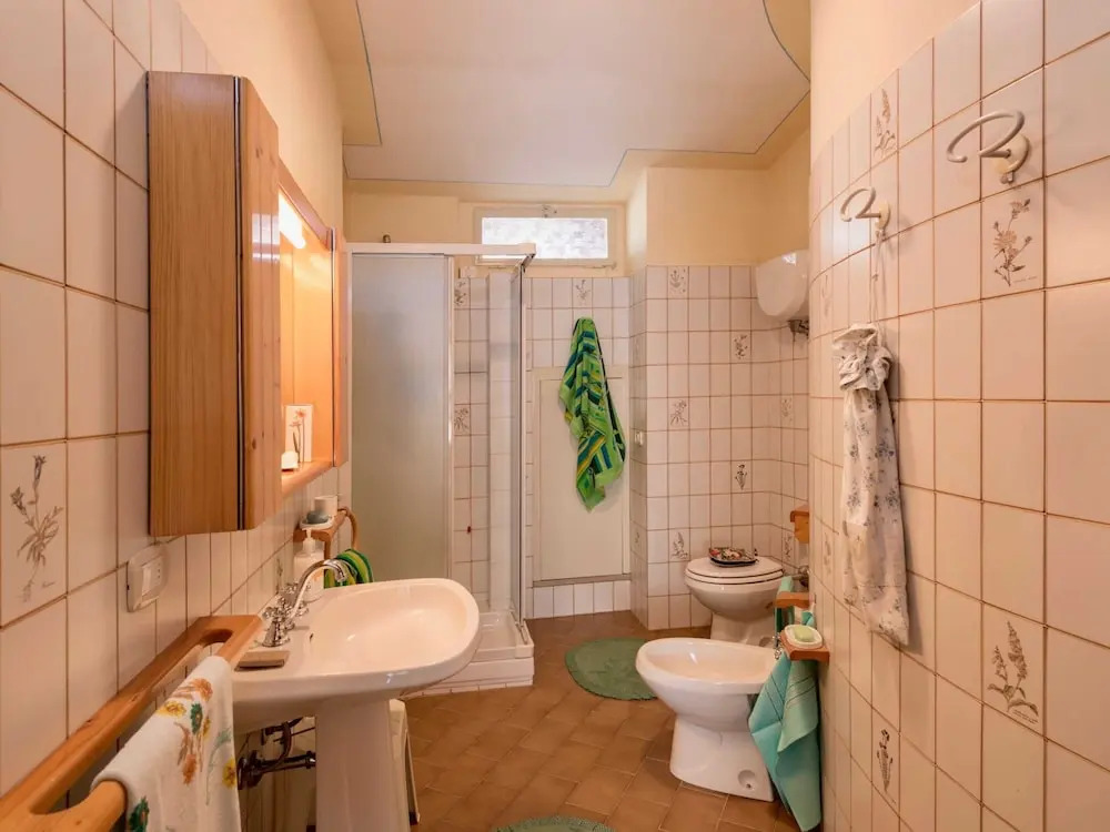 Air-conditioned flat with pool and wellness area