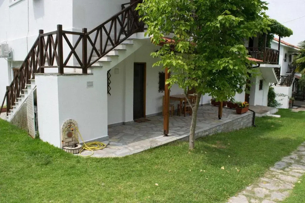 "The red kitchen" family house at kalyves