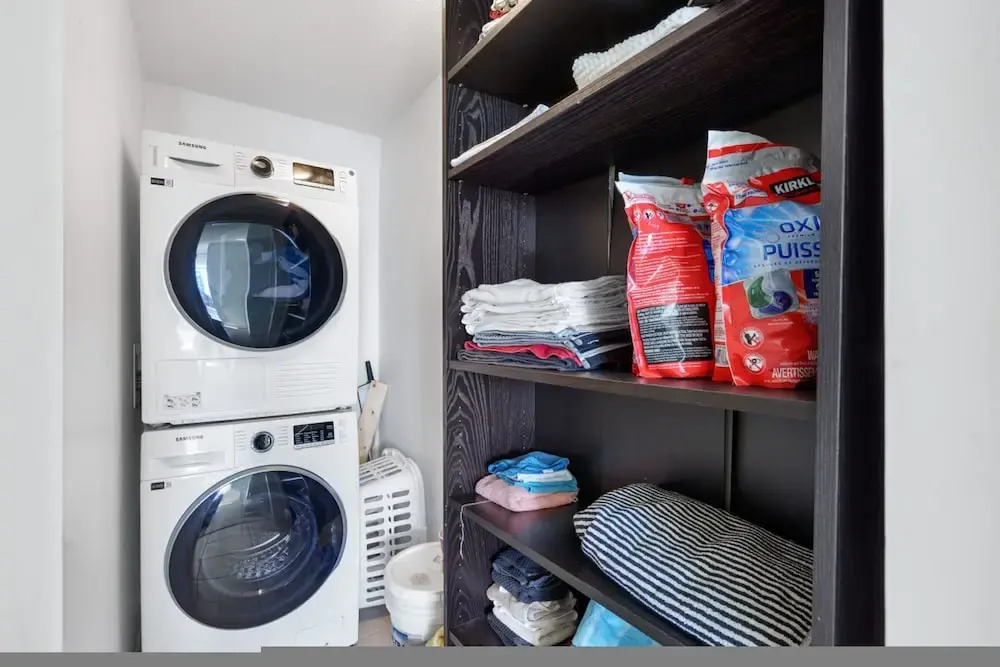 Luxe 2BR Condo w Skyline Views In-suite Laundry