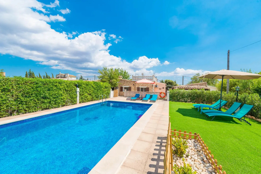 CAN TOMEU - Beautiful villa with private garden and pool in a quiet area. Free WiFi