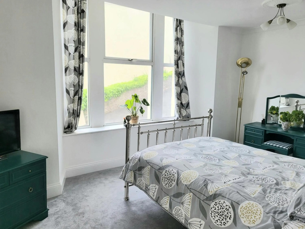 Loveliest Homes Torquay - Vernon Court - 3 bed, 2 bathroom, balcony, parking