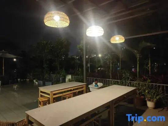 Mangshi Yunbo Shijin Homestay (Mangshi Square)