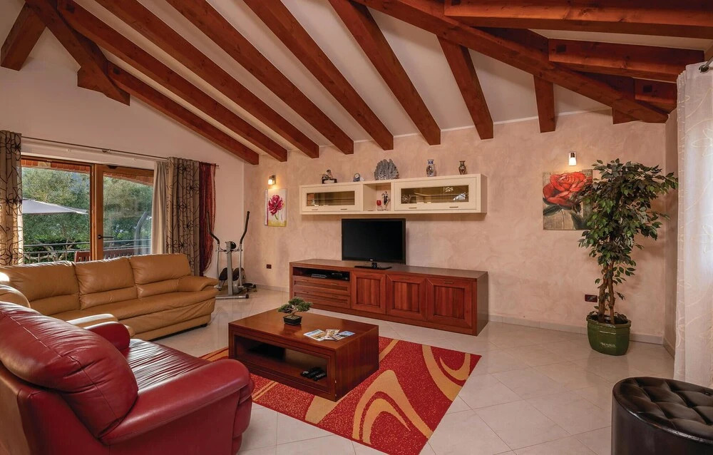 Nice Home in Tar with Hot Tub, WiFi & 4 Bedrooms