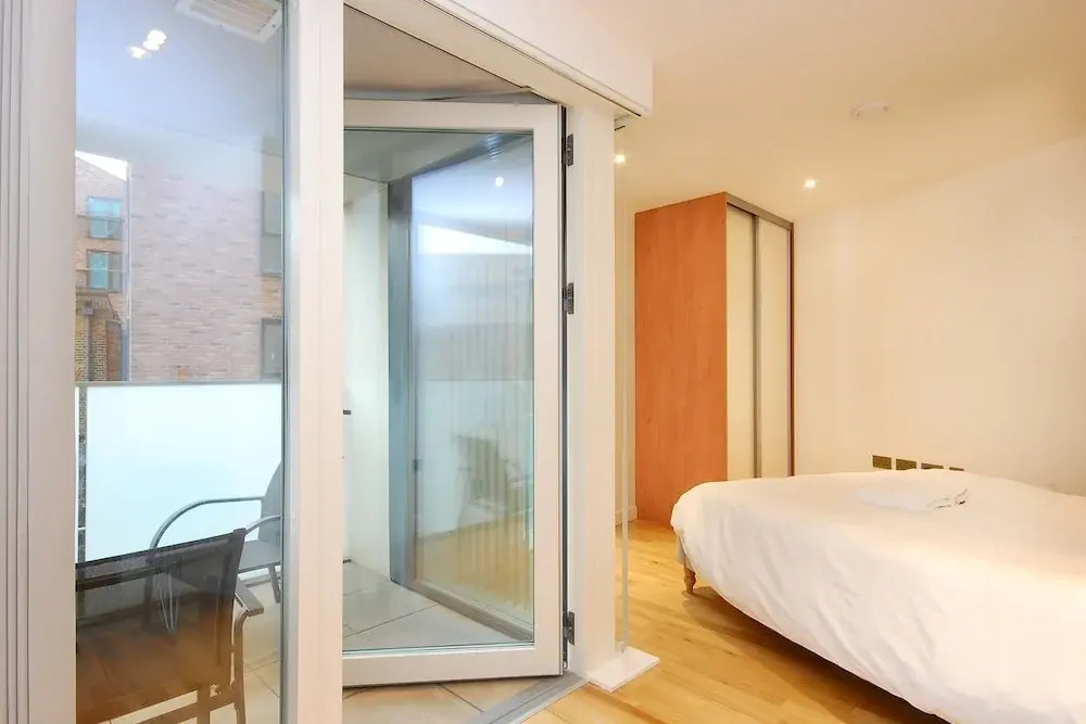 Bright Godfrey Place Nest - HEN21