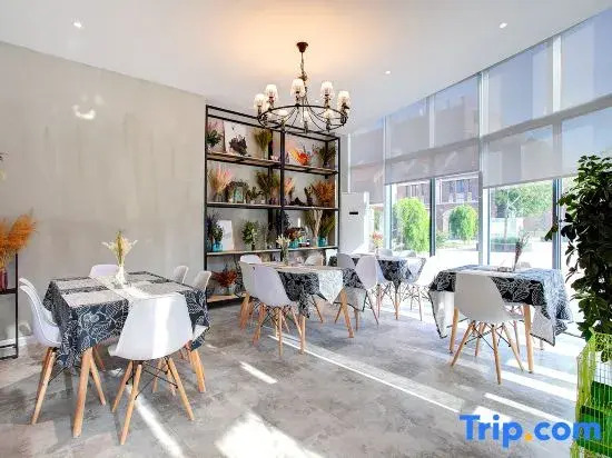 Twenty Rooms Art Hotel