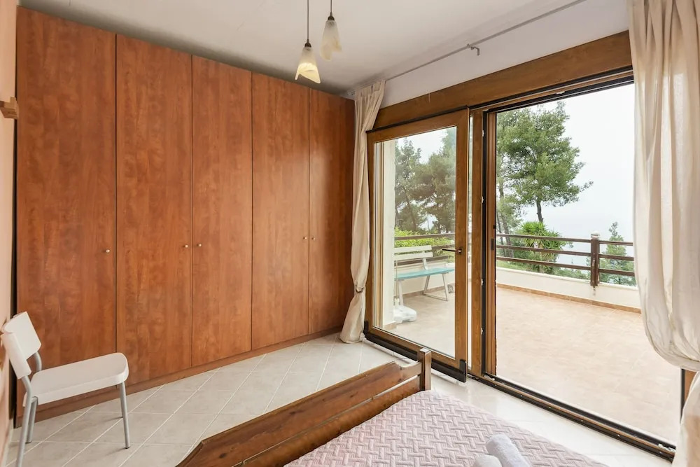 Stylish, big & bright family Villa