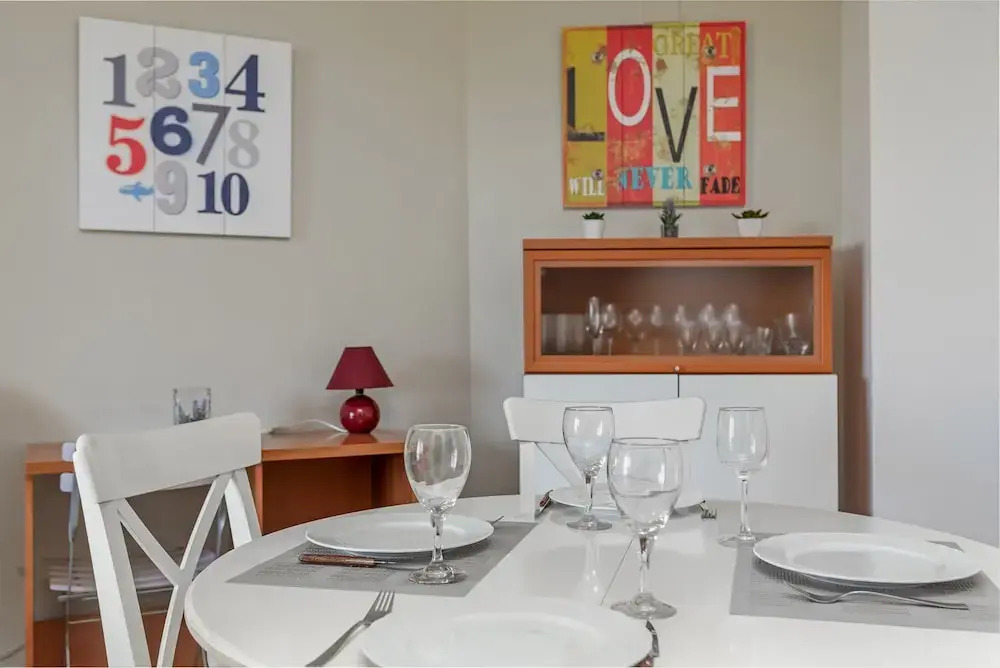 Beautiful 2-Bed first beach line apartment for 6