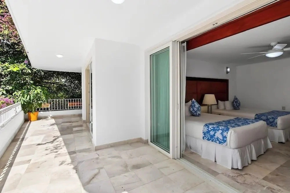 Luxurious Partial Ocean-view Suite With 3 Pools, hot Tub, gym & Balcony