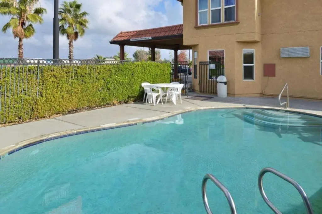 Econo Lodge Inn & Suites Corning Travel Center