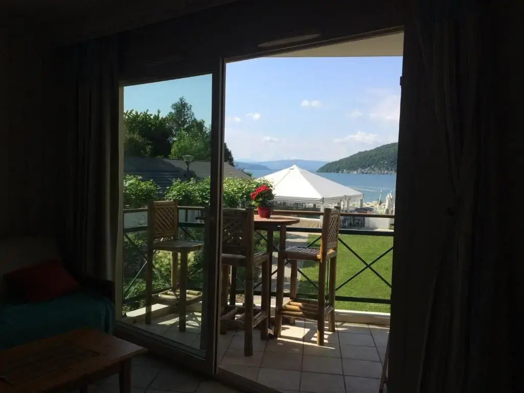 la baie des voiles ,vue lac dAnnecy ,plage privée