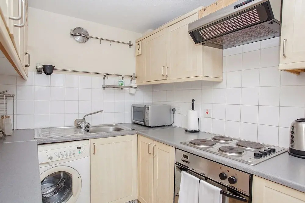 A Bright Top Floor Maisonette Along The Quays