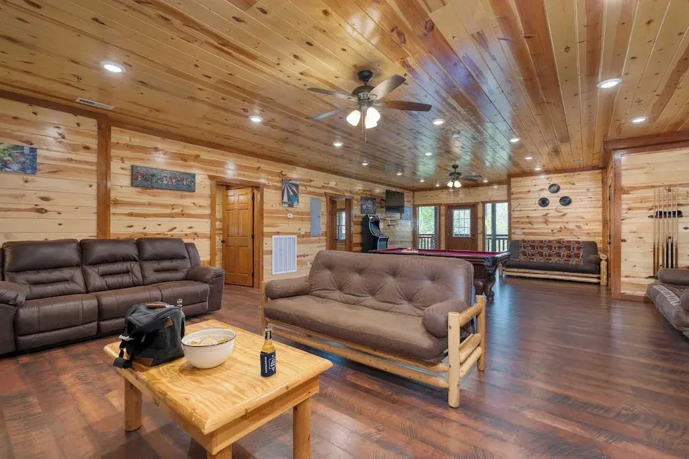 Dolly's Lodge by Avantstay Sleeps 28 - Luxe Smokies Cabin Game Room, Hot Tub, Views, Near Attractions