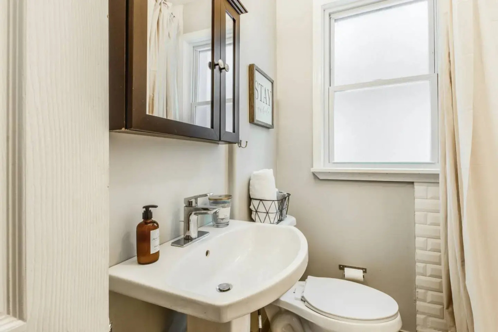 Great 6 Bedroom Peaceful Family Retreat in the University District