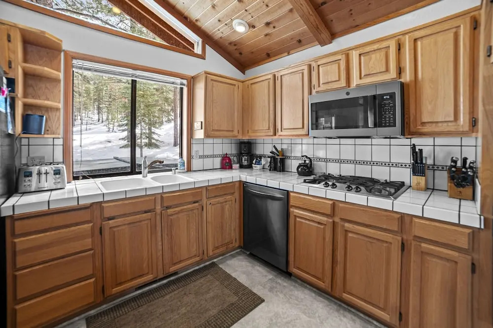 4 Bedroom Home with Hot Tubnd Ski Access by RedAwning