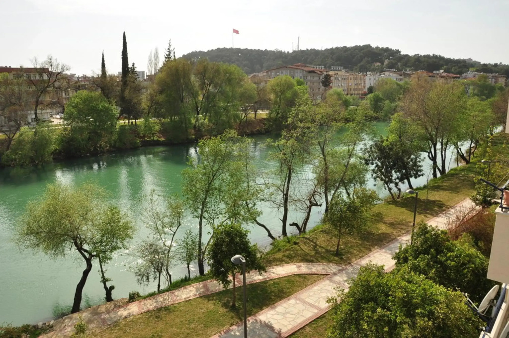 River Hotel