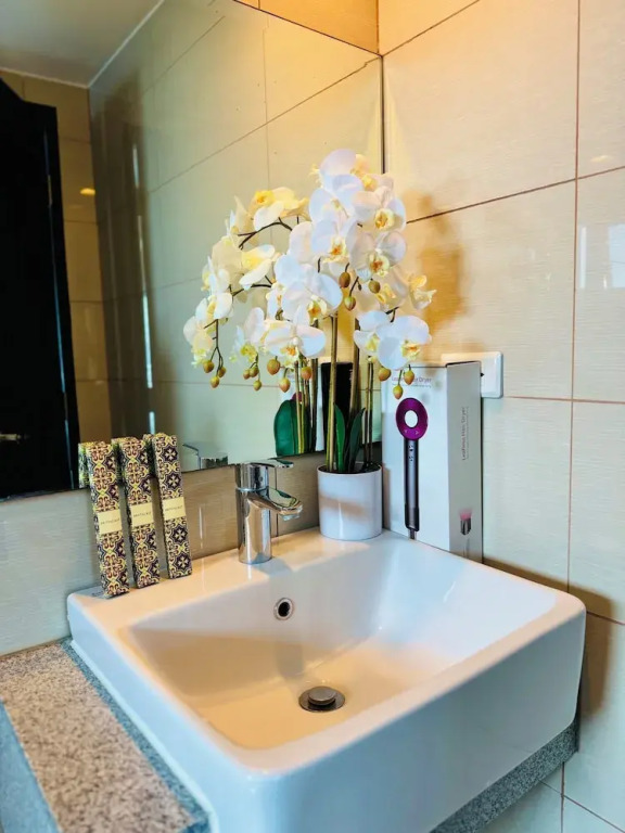 Luxury Staycation beside Okada