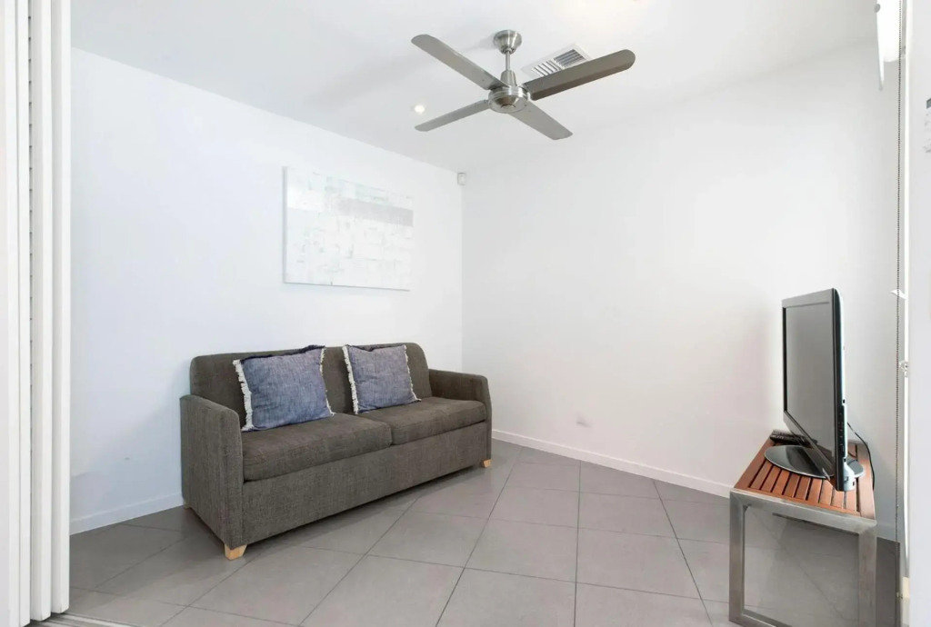 Lovely 3 bed apartment all on one level lift pool air con good ocean views