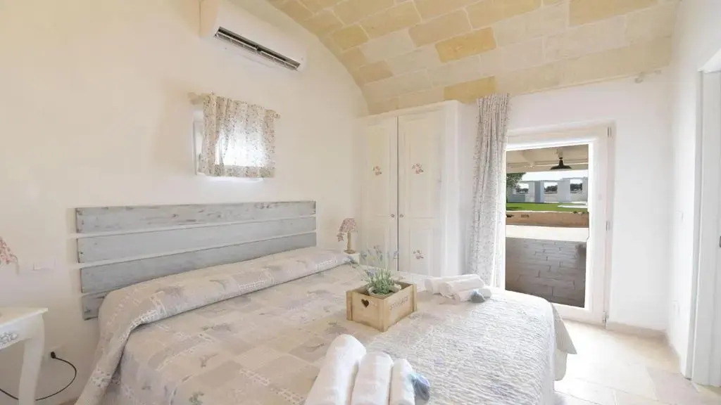 WHITE STONE HOUSE 6&1, Emma Villas